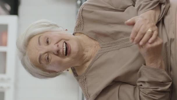 Улыбающаяся Пожилая Женщина Делает Видеозвонок Машет Камеру Фронтальная Камера Видео — стоковое видео
