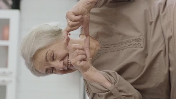 Ειρηνική Ευτυχισμένη Ηλικιωμένη Γυναίκα Που Αναπαύεται Στο Ήσυχο Σπίτι Της — Αρχείο Βίντεο