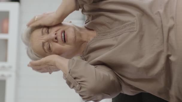 Ηλικιωμένη Γυναίκα Που Πάσχει Από Κρίση Πανικού Απώλεια Μνήμης Έννοια — Αρχείο Βίντεο