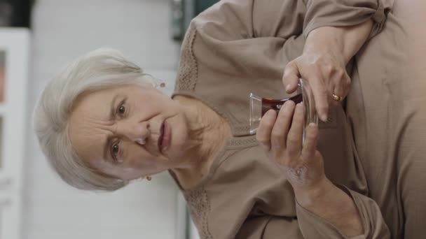 Szczęśliwa Staruszka Oglądająca Zabawny Film Telewizji Podczas Picia Herbaty Starsza — Wideo stockowe