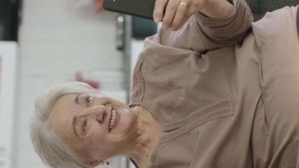 Τεχνολογία Χρήση Έννοια Ηλικιωμένο Βίντεο Για Την Κατακόρυφη Ιστορία Senior — Αρχείο Βίντεο