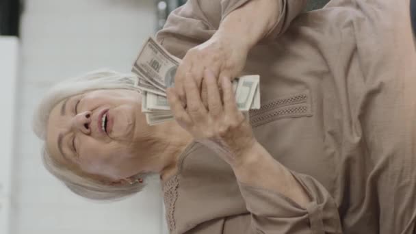 Szczęśliwa Stara Kobieta Bardzo Zadowolona Jej Pieniędzy Wygranie Losowania Loterii — Wideo stockowe