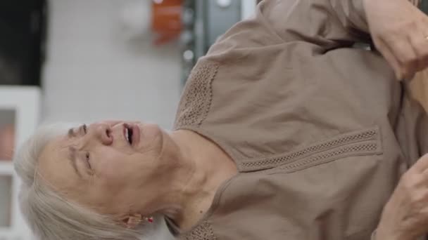 Πορτρέτο Της Παλιάς Συνταξιούχος Γυναίκα Senior Γυναίκα Κλαίει Μόνη Της — Αρχείο Βίντεο