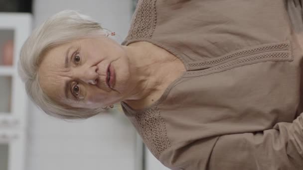 Eine Ältere Frau Mit Weißem Haar Streitet Sich Bei Einem — Stockvideo