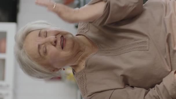 Yaşlı Güzel Emekli Kadın Portresi Yaşlı Kadın Oturma Odasında Rahat — Stok video