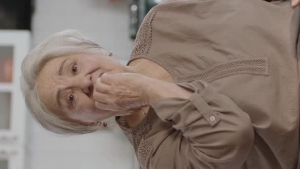 Неспокійно Сердита Жінка Білим Волоссям Залишилася Вдома Вона Хвилюється Нервує — стокове відео