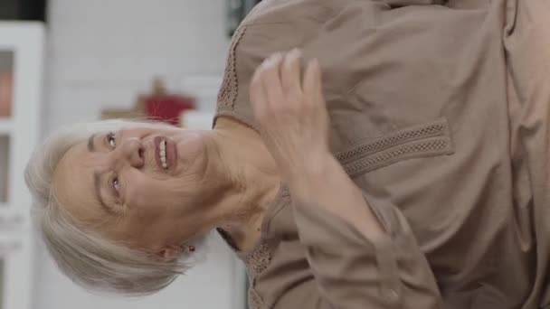 Γριά Γυναίκα Άσπρα Μαλλιά Αισθάνεται Άβολα Ρούχα Ανήσυχη Γριά Τραβούσε — Αρχείο Βίντεο