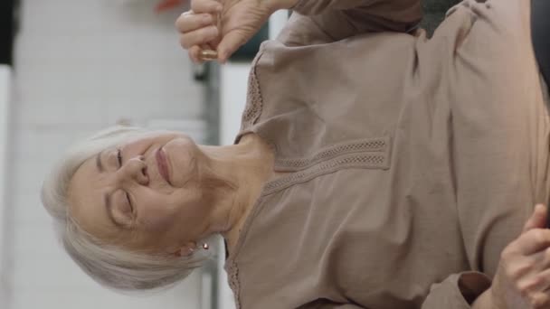Starší Bělovlasá Žena Ukazuje Pilulku Obývacím Pokoji Sofa She Poukazuje — Stock video