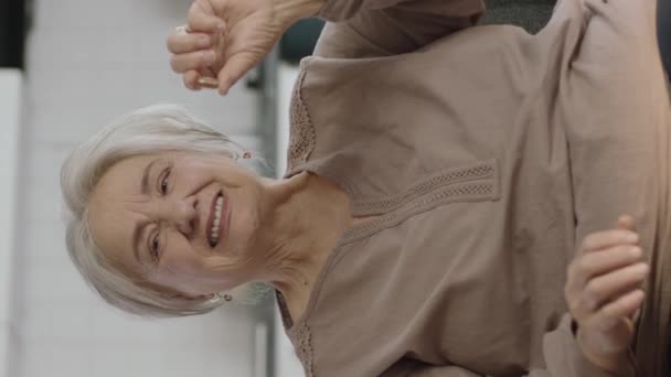 Una Anciana Cabello Blanco Señala Una Píldora Sofá Sala Estar — Vídeos de Stock