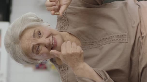 Una Anciana Cabello Blanco Señala Una Píldora Sofá Sala Estar — Vídeos de Stock