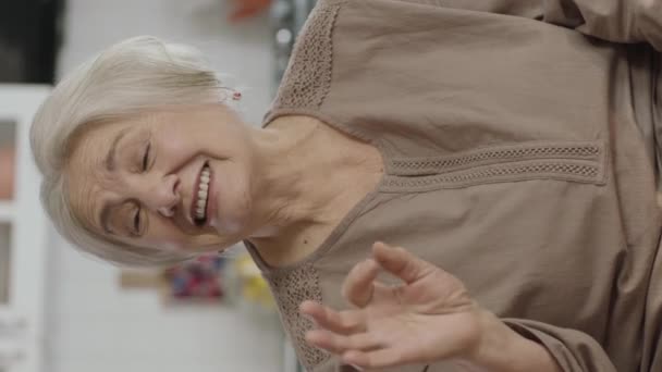 Die Alte Frau Mit Den Weißen Haaren Plaudert Mit Der — Stockvideo