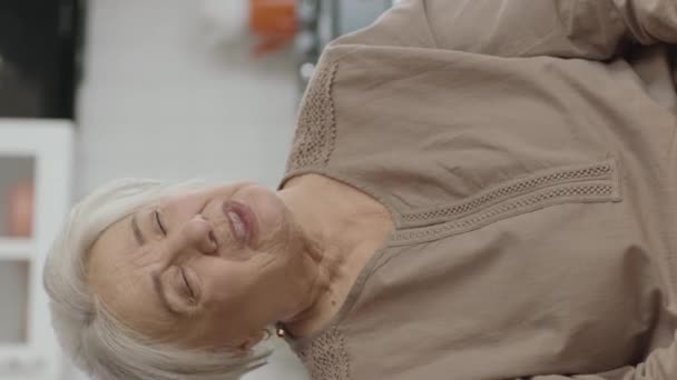 Πορτρέτο Μιας Ηλικιωμένης Γυναίκας Που Βήχει Απαισιόδοξη Ενοχλημένη Καχύποπτη Άποψη — Αρχείο Βίντεο