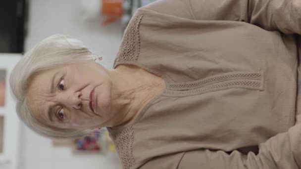 老年妇女感冒和流感病毒的最初症状似乎是咳嗽 坐在家里的女人缺氧 呼吸急促 垂直故事的视频 — 图库视频影像