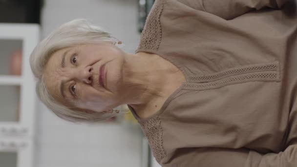 Ηλικιωμένη Γυναίκα Δείχνει Προς Χώρο Αγγελία Κοιτάξτε Εδώ Όμορφη Αστεία — Αρχείο Βίντεο
