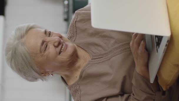 Starsza Kobieta Spędza Czas Surfując Internecie Laptopie Starsza Dorosła Kobieta — Wideo stockowe