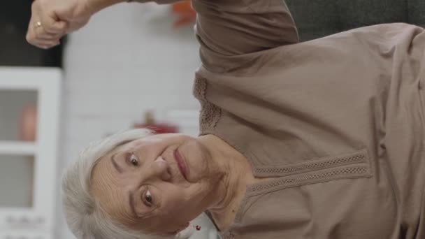 Una Anciana Levanta Los Brazos Muestra Bíceps Cámara Casa Feminismo — Vídeos de Stock