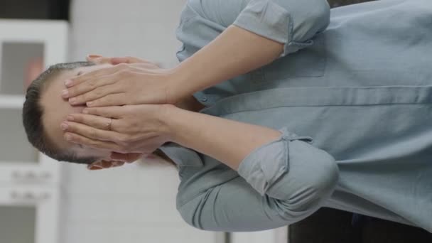 Жінка Покриває Руки Долонями Ховає Обличчя Ховається Шукає Мій Бог — стокове відео