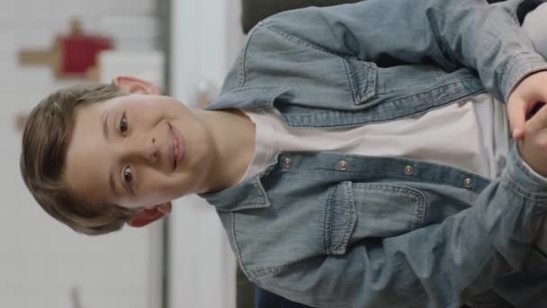Liten Pojke Tittar Kameran Ler Lyckligt Porträtt Ett Lyckligt Barn — Stockvideo