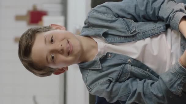 Portret Van Een Vrolijke Mooie Lachende Boy Beautiful Jongen Zitten — Stockvideo
