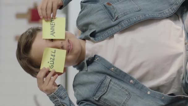 Message Vidéo Enfant Heureux Tenant Des Notes Papier Avec Belle — Video
