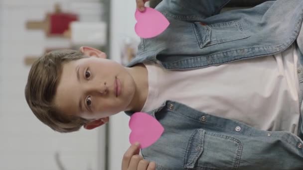 Милий Маленький Хлопчик Відправляє Повідомлення Відправляє Поцілунки Мамі Паперовими Серцями — стокове відео