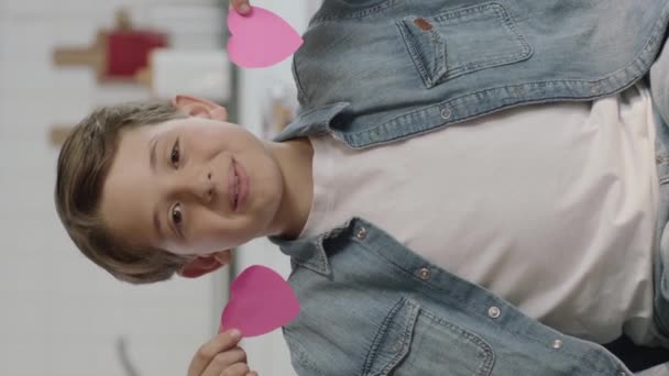 Schattig Jongetje Stuurt Een Boodschap Stuurt Kusjes Naar Zijn Moeder — Stockvideo