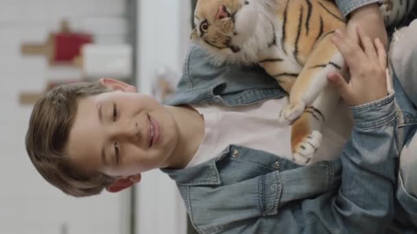 Поодинці Вдома Маленький Хлопчик Друзів Грає Іграшковим Тигром Дитина Грає — стокове відео