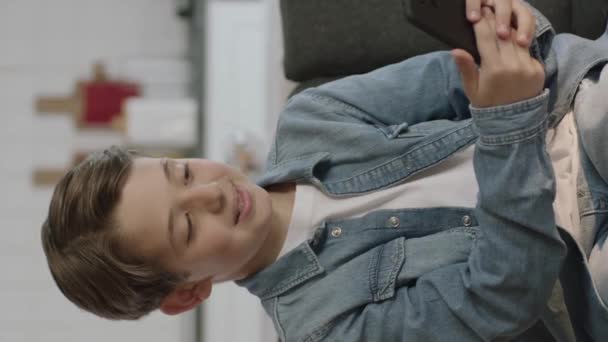 Pojke Som Använder Telefon För Att Spela Liten Rolig Pojke — Stockvideo