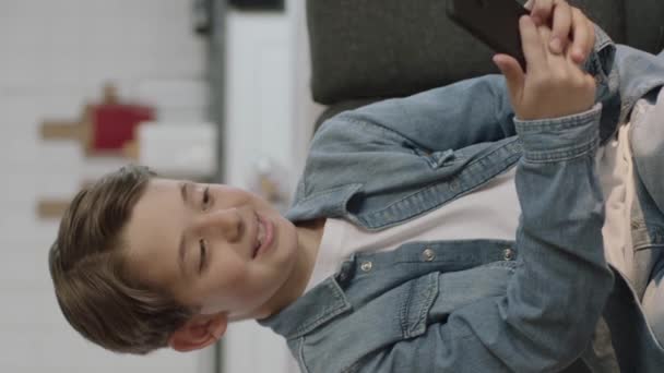 Хлопчик Використовує Телефон Щоб Грати Ігри Маленький Смішний Хлопчик Грає — стокове відео