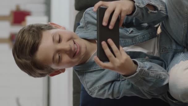 Chłopiec Pomocą Telefonu Gier Mały Zabawny Chłopiec Gra Smartfona Siedząc — Wideo stockowe