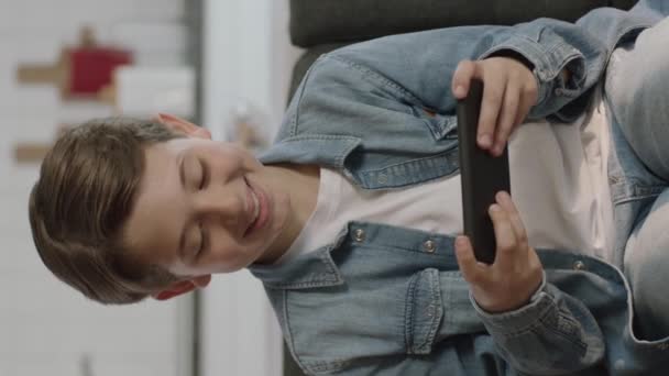 Chłopiec Pomocą Telefonu Gier Mały Zabawny Chłopiec Gra Smartfona Siedząc — Wideo stockowe