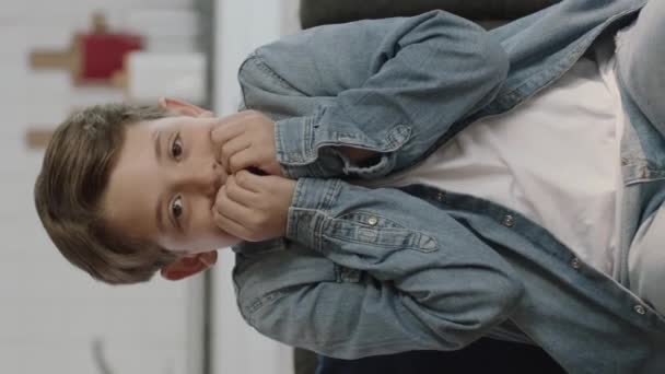 Niño Asustado Aburrido Preocupado Casa Solo Mordiéndose Los Dedos Siente — Vídeo de stock