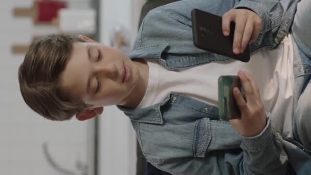 Menino Curioso Sentado Sofá Jogando Jogos Com Smartphones Menino Navegando — Vídeo de Stock