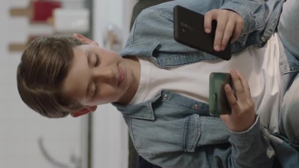 Niño Curioso Sentado Sofá Jugando Con Smartphones Niño Está Navegando — Vídeos de Stock