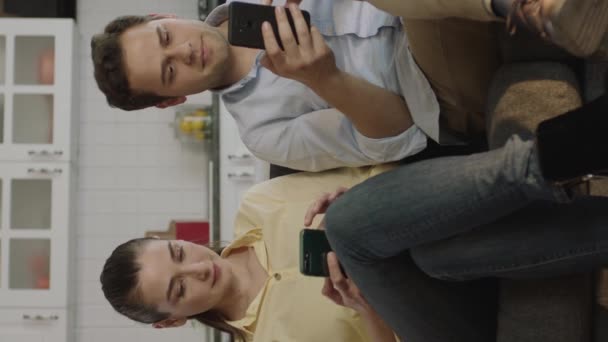 Technologiesüchtige Familie Die Spaß Mit Dem Smartphone Hat Glückliche Erwachsene — Stockvideo