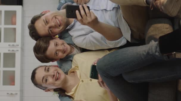 Teknikberoende Familj Som Har Roligt Med Smartphone Happy Vuxna Föräldrar — Stockvideo