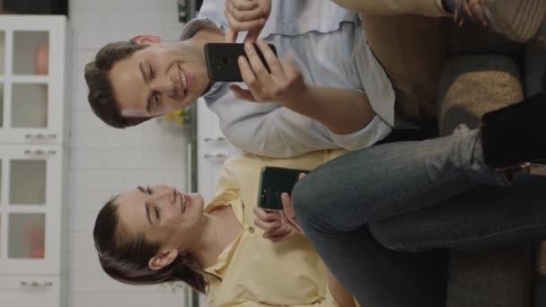 Junge Paare Kaufen Online Ein Und Freuen Sich Über Das — Stockvideo