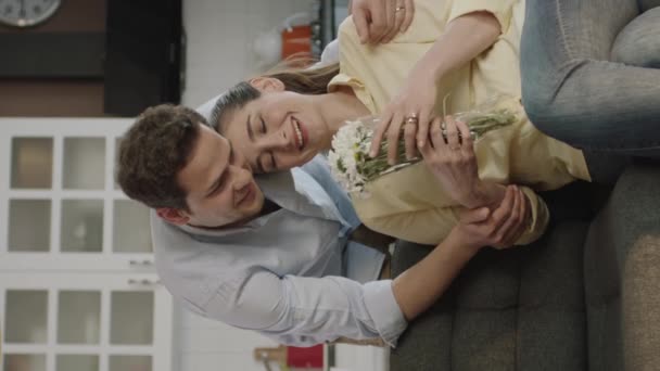 Молодий Чоловік Здивував Свою Подругу Купивши Квітку День Святого Валентина — стокове відео