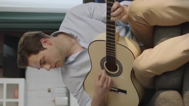 Zenész Gitározik Töltsön Időt Egyedül Otthon Fiatal Férfi Gitáros Gitározik — Stock videók