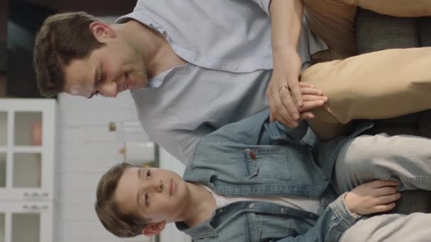Retrato Joven Feliz Hijito Abrazándose Mientras Están Sentados Sofá Casa — Vídeo de stock