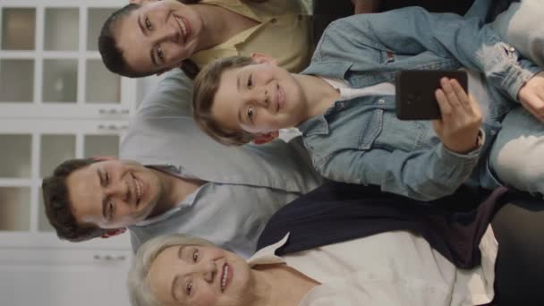 Pareja Joven Con Hijos Hijo Padres Ancianos Sentados Sofá Sala — Vídeos de Stock