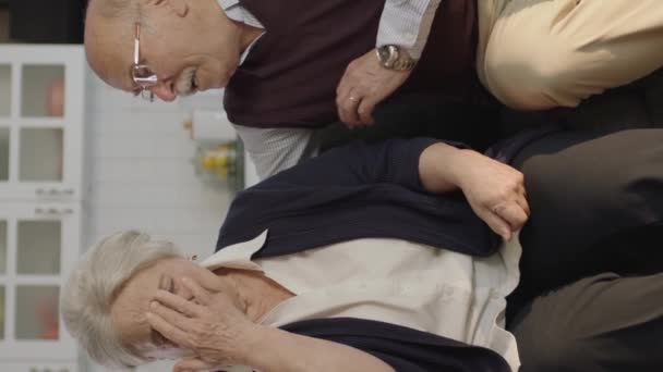 Starý Muž Utěšuje Svou Smutnou Manželku Starší Pár Sedí Doma — Stock video