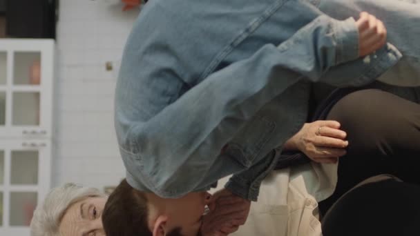 Маленький Хлопчик Відвідує Дідуся Бабусю Святкує Ейда Аль Фітра Цілуючи — стокове відео