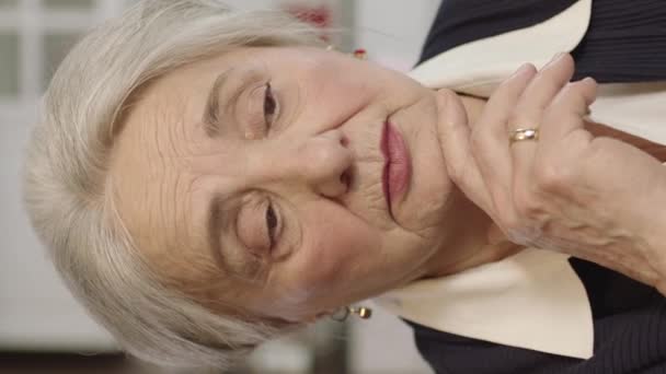 Bedachtzame Oude Vrouw Zijn Huis Verpleeghuis Gezondheidszorg Voor Ouderen Close — Stockvideo