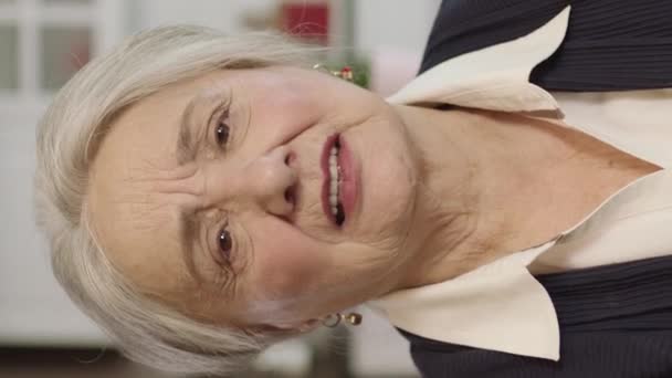 생각많은 요양원에 노인을 서비스 거실에서 소파에 카메라를 할머니의 이야기에 비디오 — 비디오