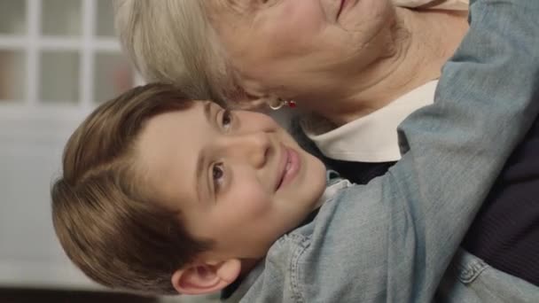 Kisfiú Aki Meglátogatta Régi Nagymamáját Aranyos Öregasszony Nagyon Boldog Volt — Stock videók