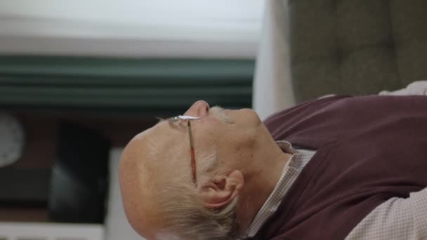 Triste Anciano Con Gafas Está Solo Casa Viejo Preocupado Estaba — Vídeos de Stock