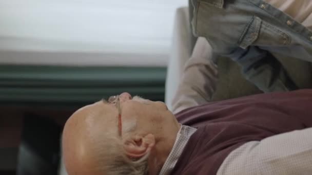 Yaşlı Büyükbabasını Ziyarete Gelen Küçük Çocuk Gözlüklü Sevimli Yaşlı Adam — Stok video