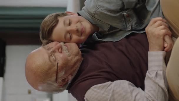 Portret Kochającego Dziadka Wnuka Mały Chłopiec Który Przyszedł Odwiedzić Swojego — Wideo stockowe