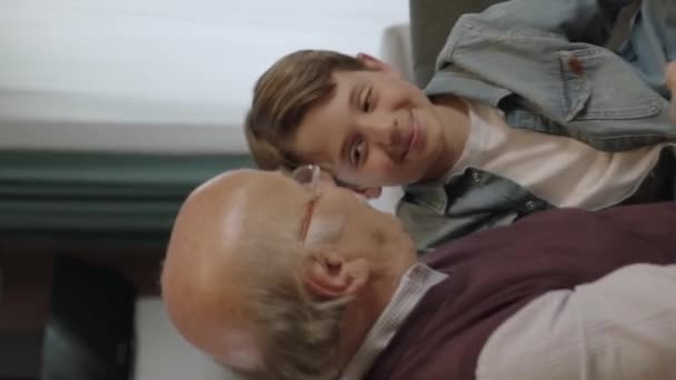 Portrét Milujícího Dědečka Vnuka Malý Chlapec Který Přišel Navštívit Svého — Stock video